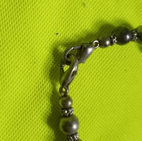 Small stretch beaded blue faceted silvertone bracelet - Picture 3 of 4